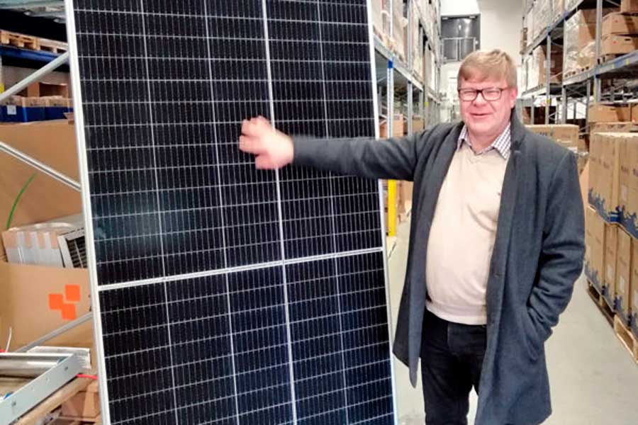 Suomen tehokkain aurinkopaneeli ja Scanoffice Solar Oy:n myyntipäällikkö Mikko Jokinen.