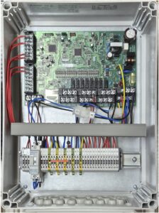 PAC_IF-EPM-FI-ohjausyksikkö niin, että sisällä oleva elektroniikka näkyy.