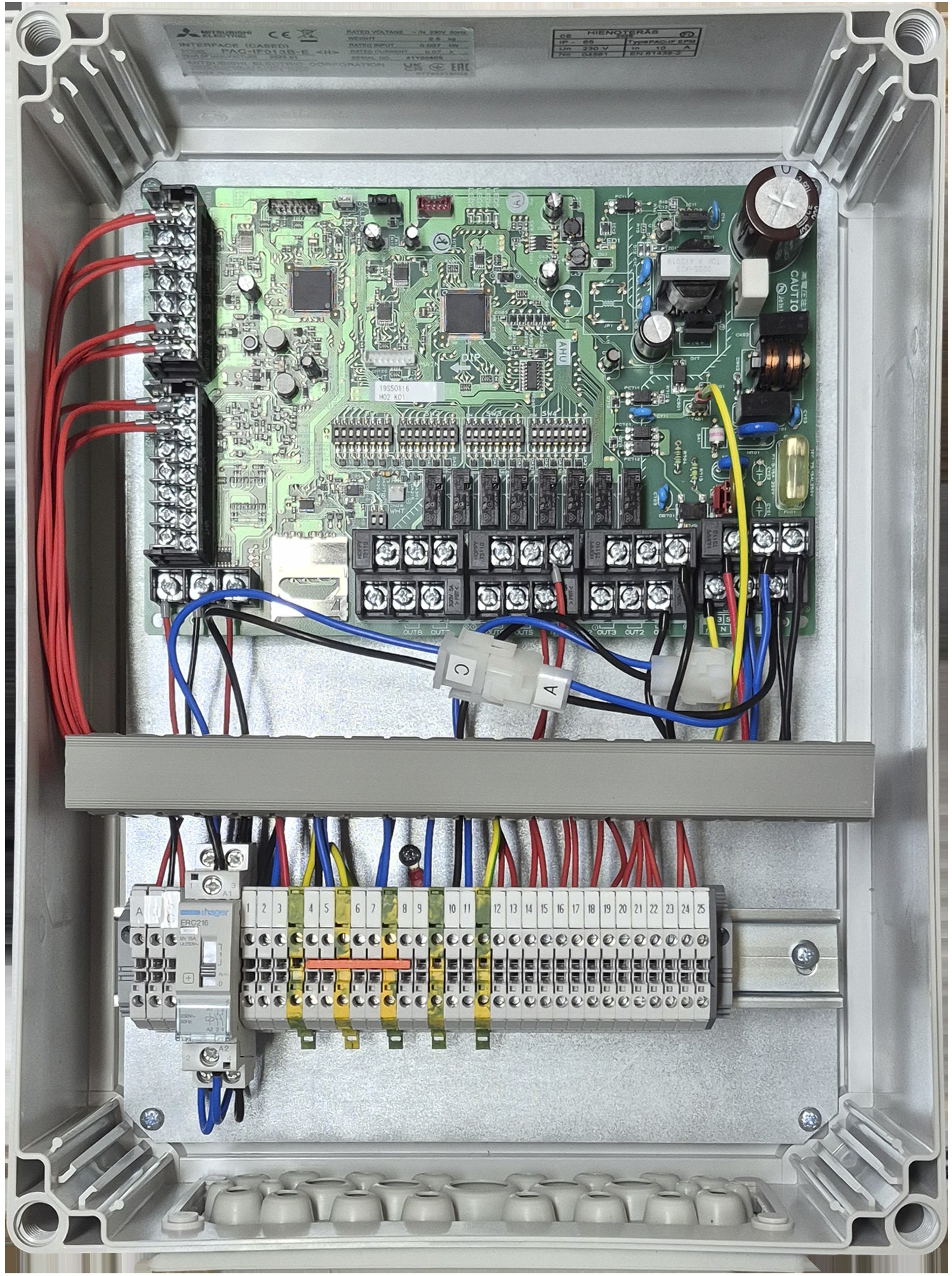 PAC_IF-EPM-FI-ohjausyksikkö niin, että sisällä oleva elektroniikka näkyy.