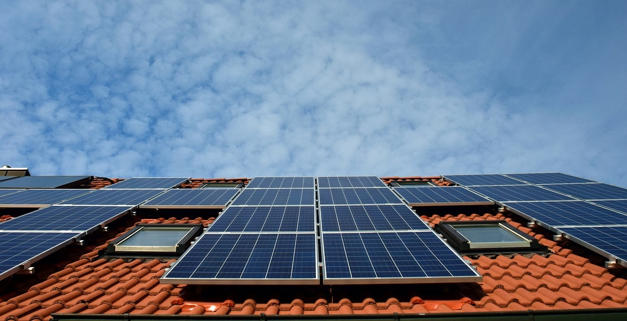 Canadian Solar HiKu -aurinkopaneeleja omakotitalon punatiilisellä katolla.