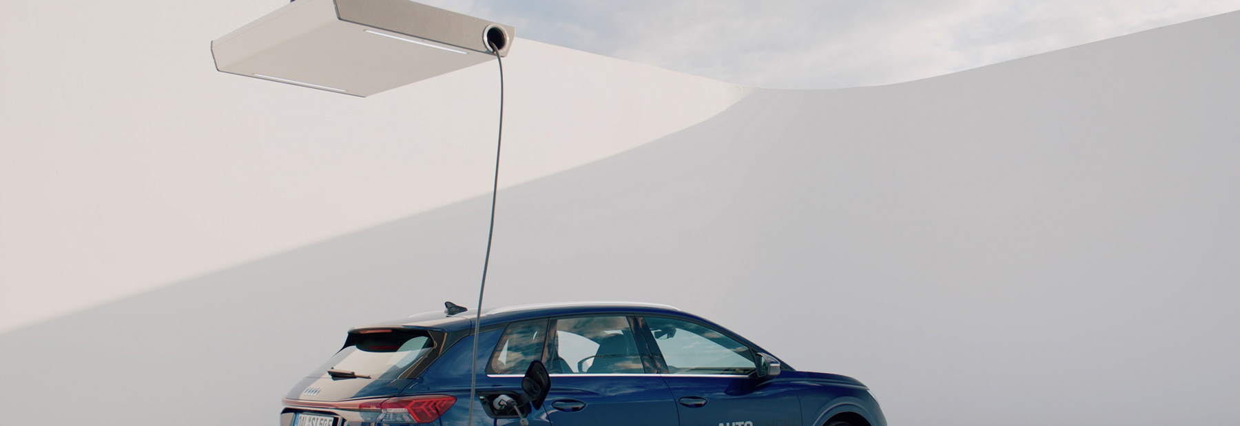 MEVOLT MK4 - Kattoon asennettava ylellinen sähköauton laturi, sininen audin sähköauto latauksessa.