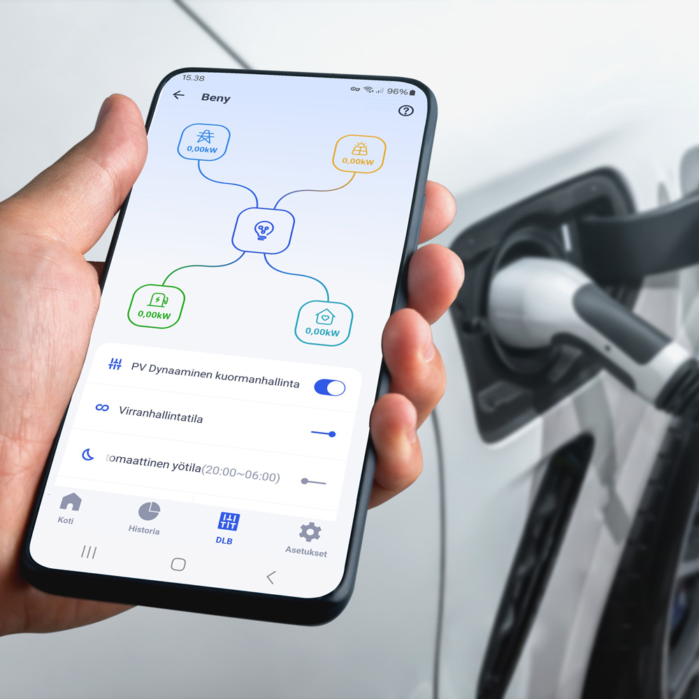 Matkapuhelin ihmisen kädessä joka lataa sähköautoaan samalla. Matkapuhelimessa näkyy BENY:n suomen kielinen mobiilisovellus.