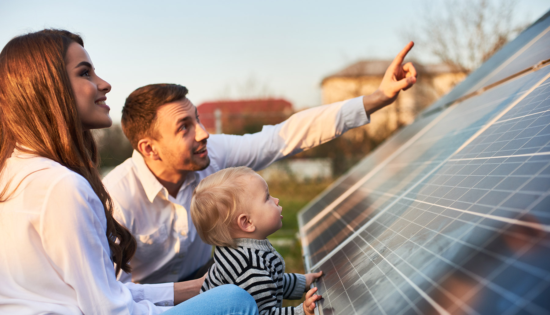 Scanoffice Premium -aurikosähköpaketit, mies, nainen ja pieni lapsi aurinkopaneelien vieressä.