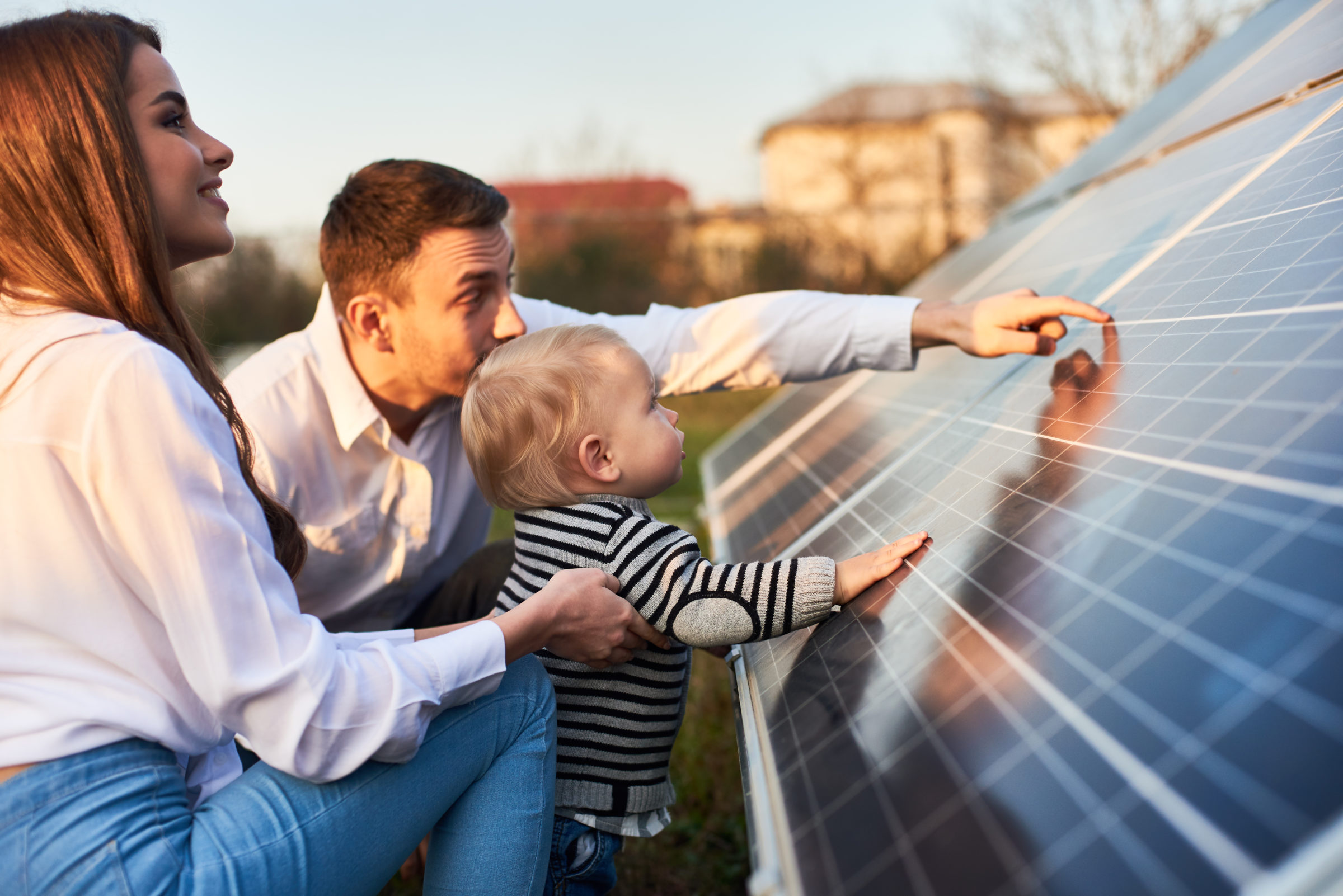 ZNShine Solar -kaksipuolinen aurinkopaneeli, mies, nainen ja pieni lapsi koskettamassa aurinkopaneeleja.