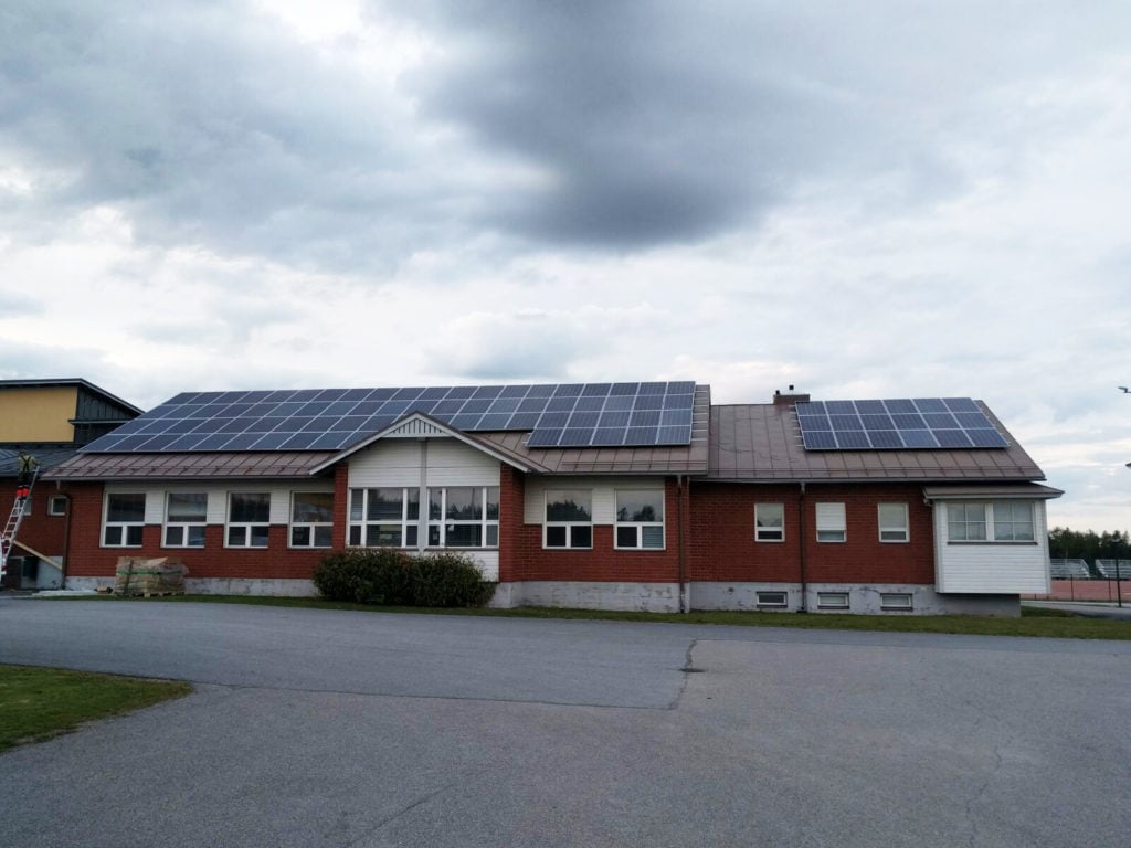 Orima Solar suomalainen aurinkopaneelien kattokiinnitysjärjestelmä, aurinkopaneeleja kiinnitettynä katolla.