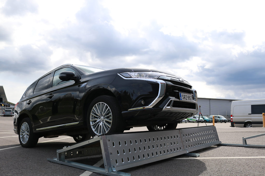 Orima Alfa Heavy Snow Load -aurinkopaneelien tasakattoteline testissä, auto telineen päällä.