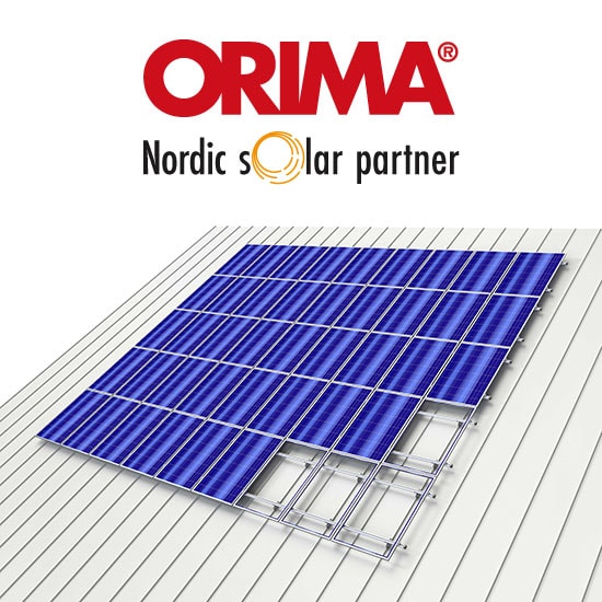 Orima Solar -aurinkopaneelien kiinnikkeet, suomalainen aurinkopaneelien kattokiinnitysjärjestelmä, paneeleja ja kiinnikkeitä talon katolla.