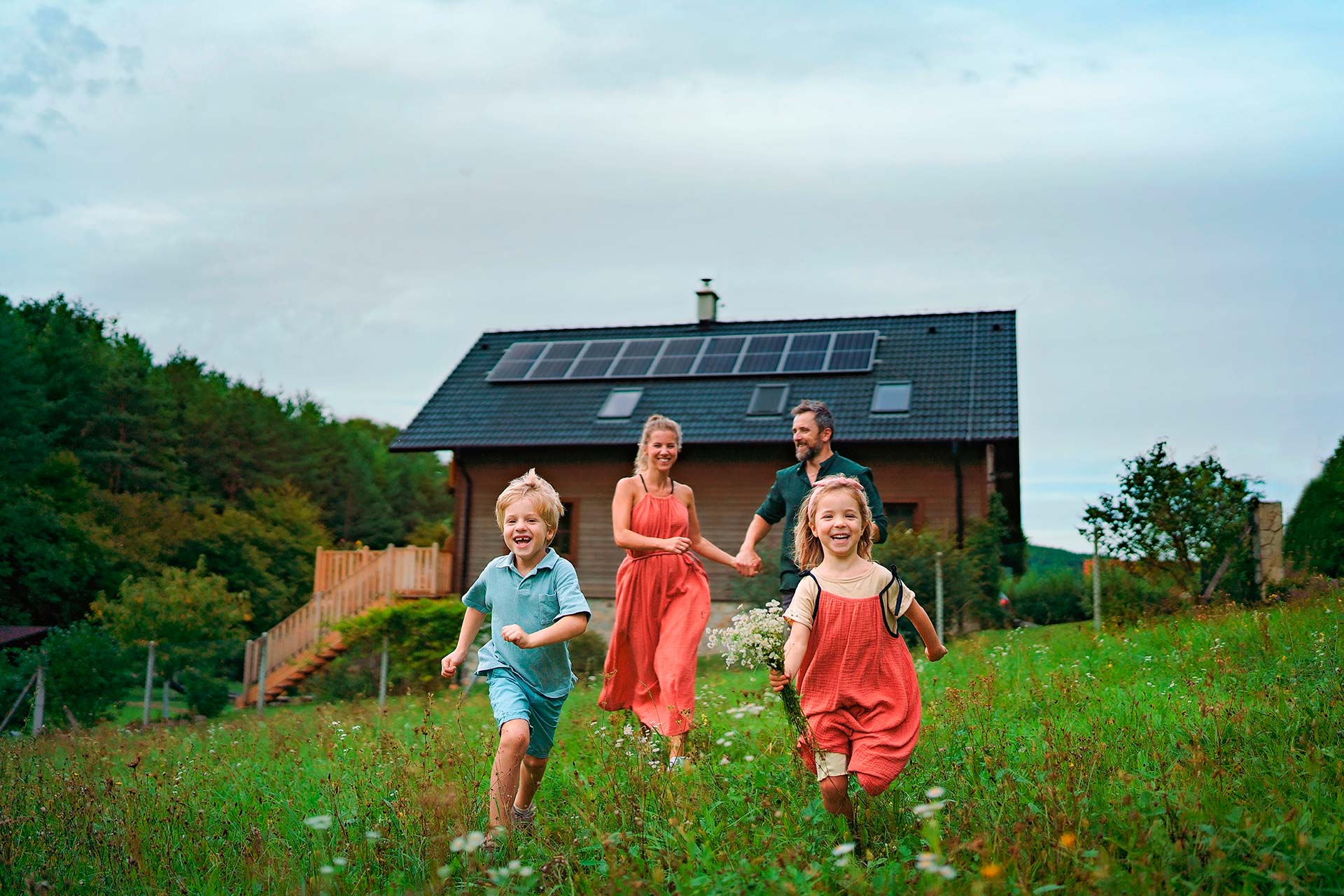 Aurinkopaneelit tuovat iloa koko perheelle, ja myös luonto kiittää.