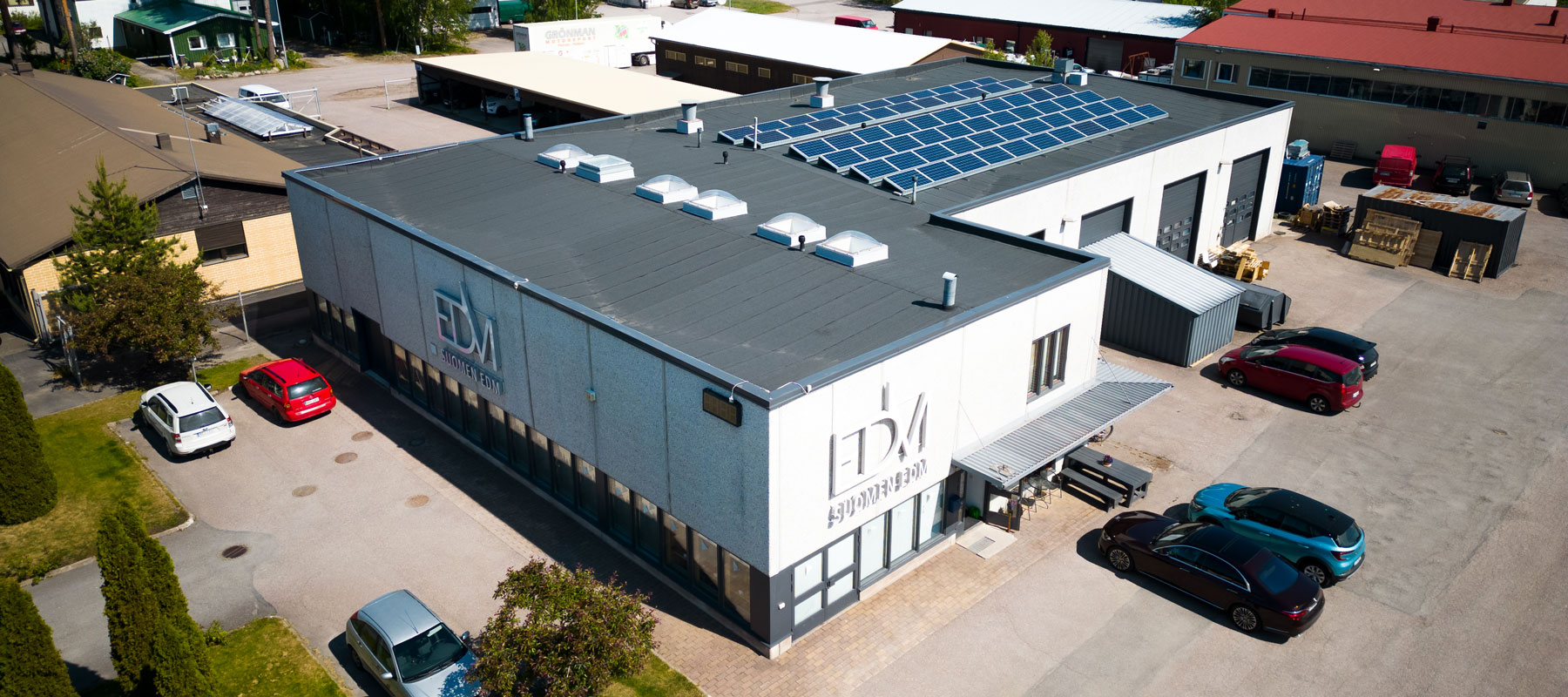 Ilmakuva Porvoossa sijaitsevasta metallialan kiinteistö Oy Suomen EDM Ab:sta, jonka katolle on asennettu aurinkopaneeleja.