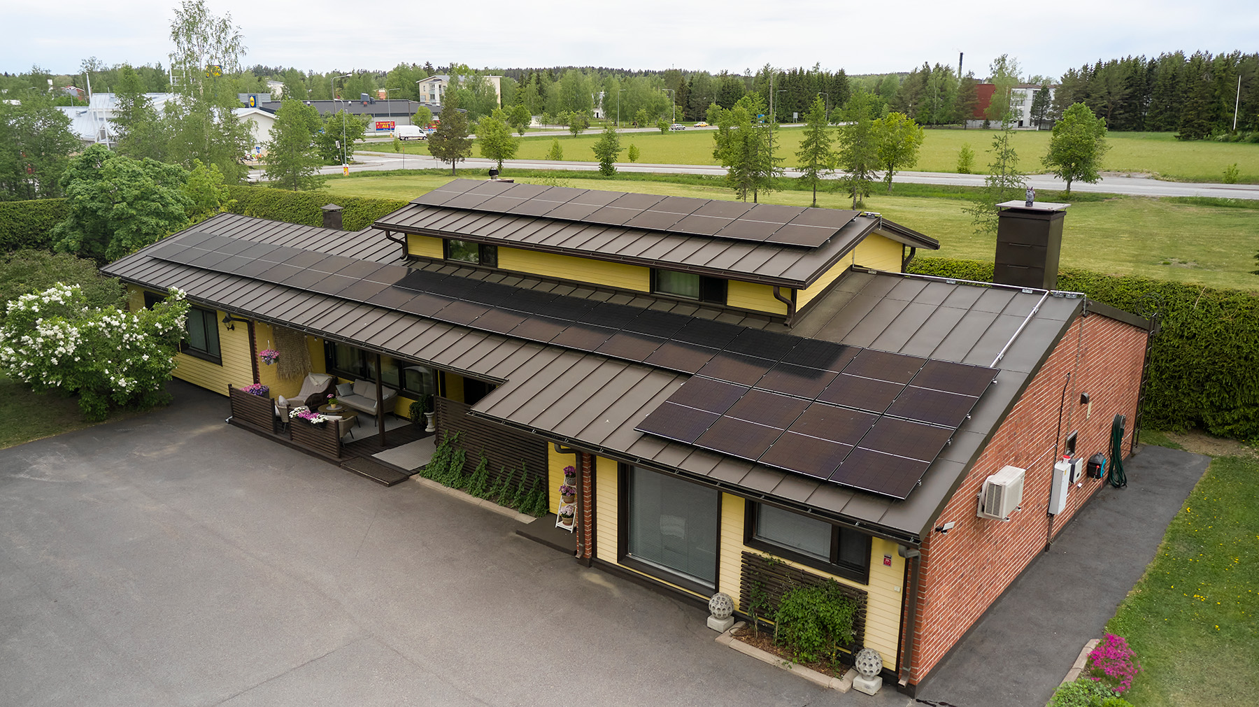 Omakotitalo, jonka katolla on aurinkopaneeleita.