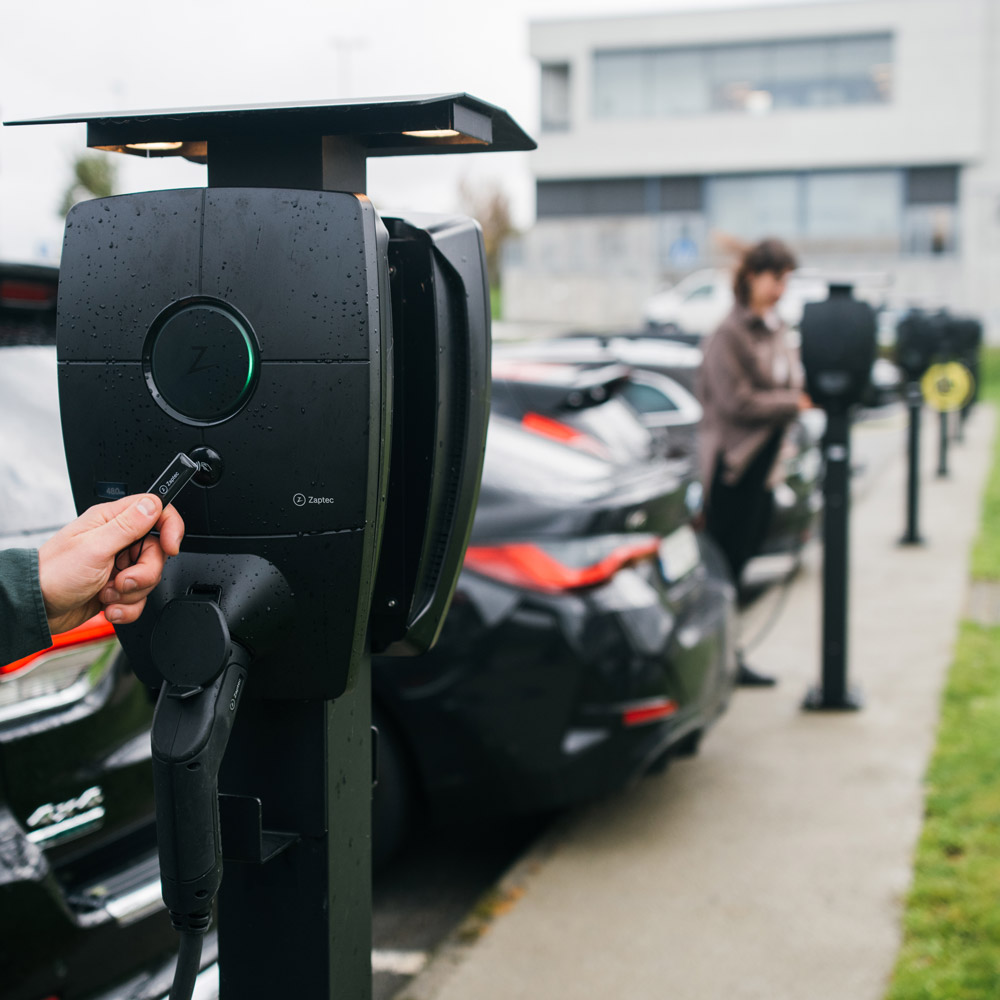 Useampi Zaptec-latausasema kiinnitettynä lataustolppaan taloyhtiön parkkipaikalla. Kuvassa näkyy tehokas ratkaisu taloyhtiön asukkaiden sähköautojen lataamiseen ja yhteisten latauspisteiden hallintaan.