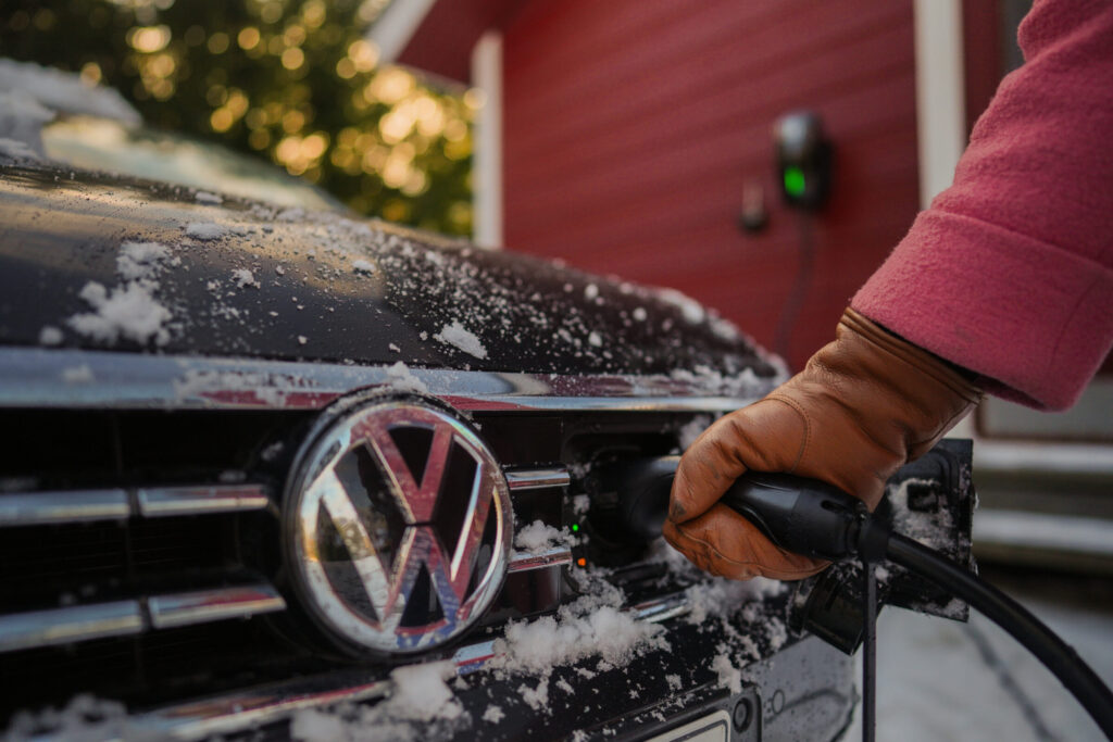 Beny sähköauton latausasemalla on vaivatonta ladata sähköauto