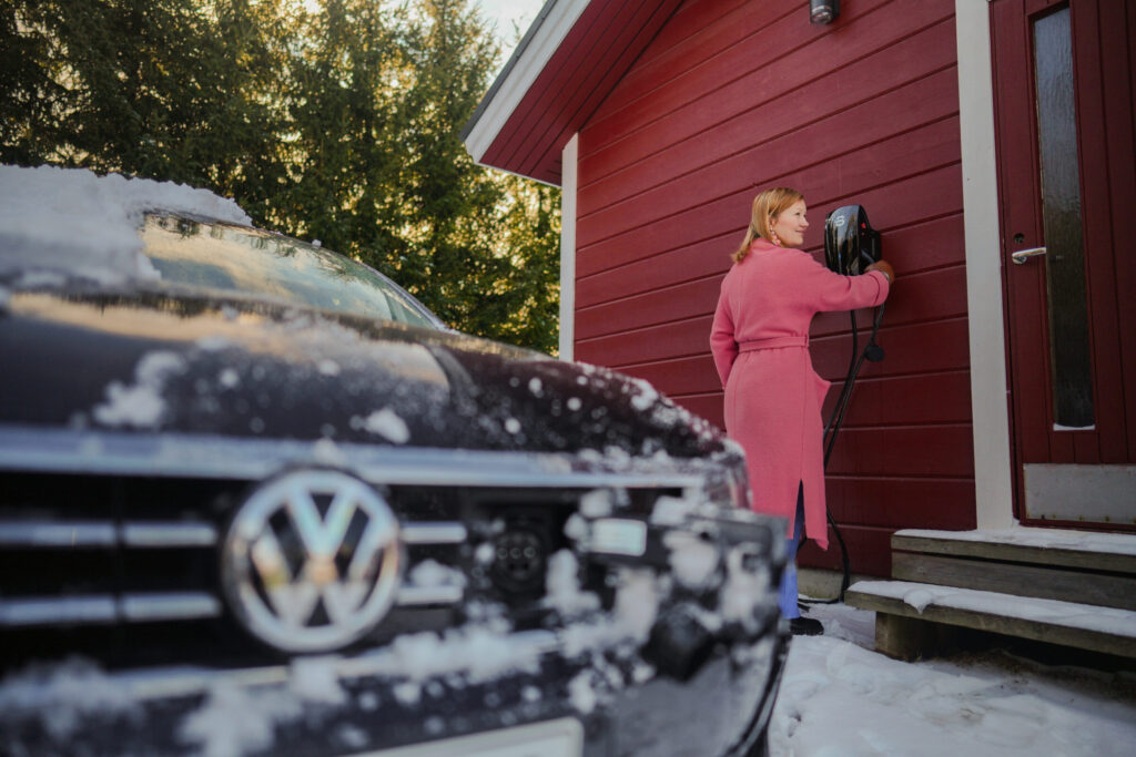 Sähköauton lataus talvella Beny latausasemalla