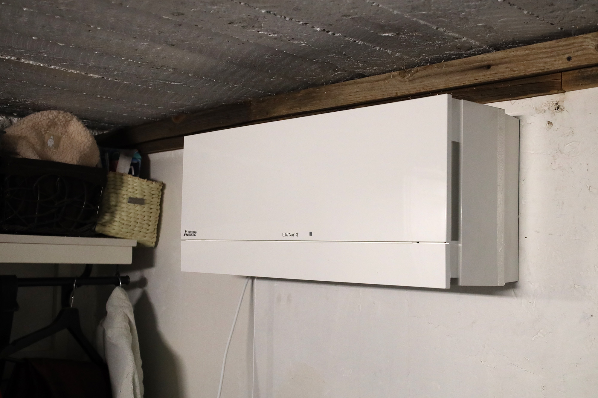 Mitsubishi Electric Lossnay -ilmanvaihtolaite paikoillaan.